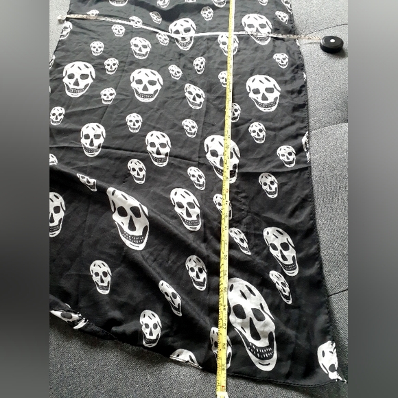 2/$20! Sheer silk skull printed scarf, large but lightweight - Picture 3 of 6